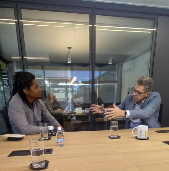 svg+xml;charset=utf em Marketing B2B Data On Target svg+xml;charset=utf no Hello Mídia