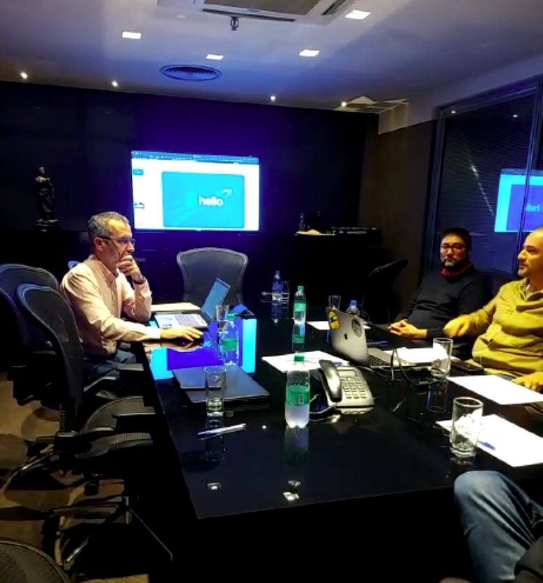 svg+xml;charset=utf em Marketing B2B Data On Target svg+xml;charset=utf no Hello Mídia