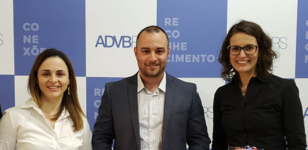 svg+xml;charset=utf em Marketing B2B Data On Target svg+xml;charset=utf no Hello Mídia