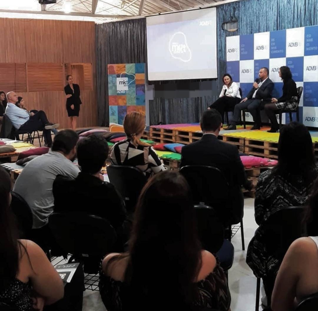 svg+xml;charset=utf em Marketing B2B Data On Target svg+xml;charset=utf no Hello Mídia