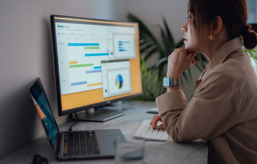 svg+xml;charset=utf em Hello Marketing B2B e SaaS Marketing de Performance para Seguros