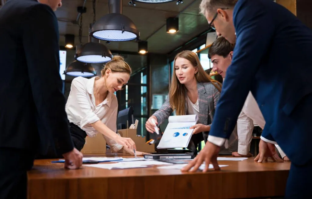 svg+xml;charset=utf em Marketing B2B Data On Target ICP Marketing B2B